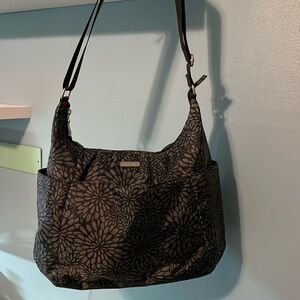 Baggallini Crossbody in Gray Print